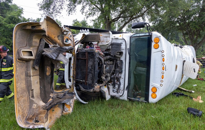 Accident de autobuz în Florida: opt morți și zeci de răniți, după ce autovehiculul s-a ciocnit cu o camionetă