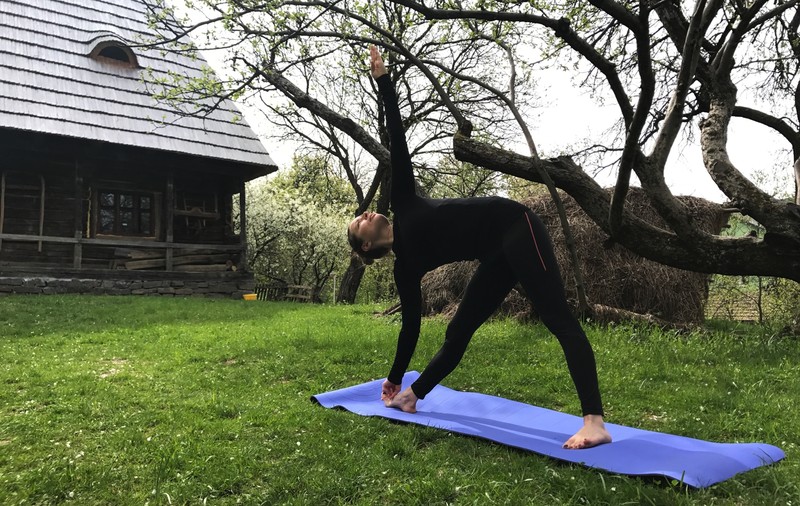 Ce vedete de la noi practică yoga
