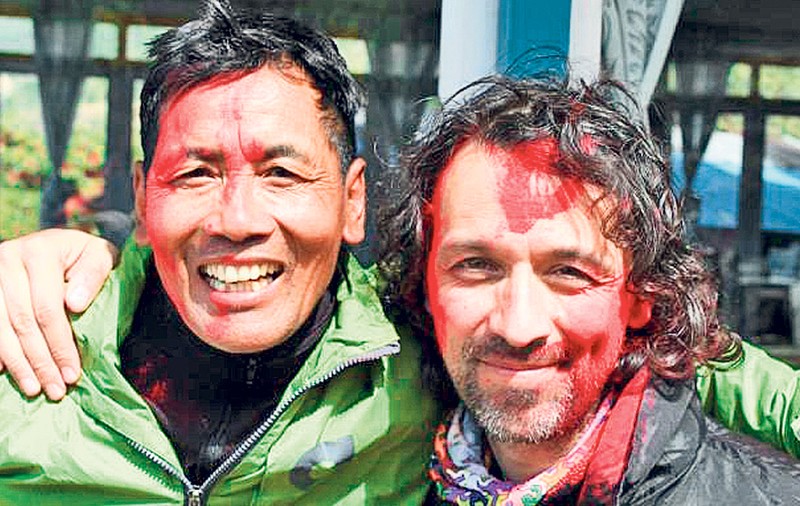 Vrea să reclădească satul lui Lama! Un scriitor român a trăit cutremurul din Nepal, iar acum încearcă să ajute