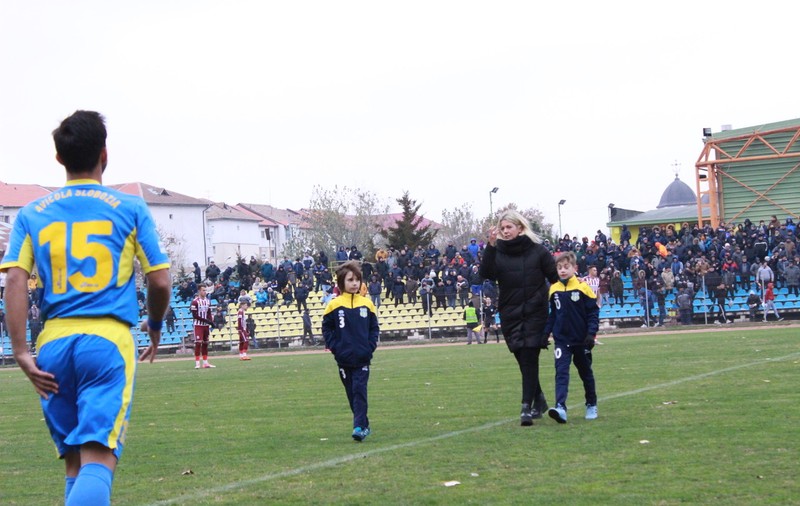 Lorena Balaci a lansat proiectul ”Duc infinitul pe fiecare stadion”