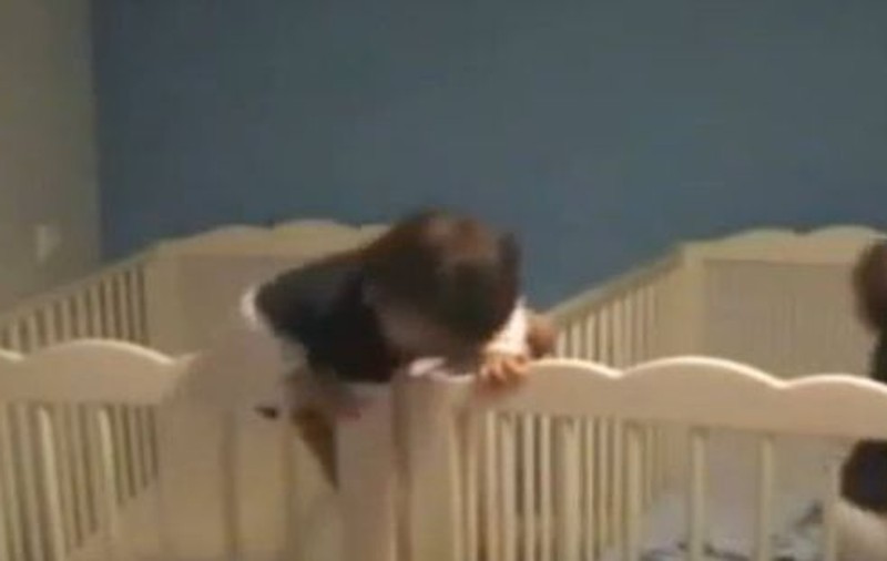 MISIUNE IMPOSIBILĂ? Pentru bebeluşi, nu! Uite-i cum evadează din pătuţ! | VIDEO