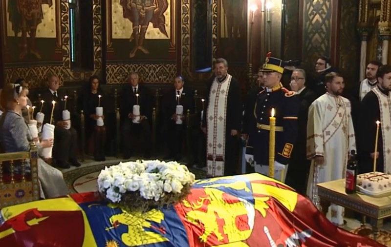 VIDEO | Regina-Mamă Elena a fost reînhumată la Curtea de Argeș, lângă fiul său, Regele Mihai. Mii de oameni au asistat la ceremonie