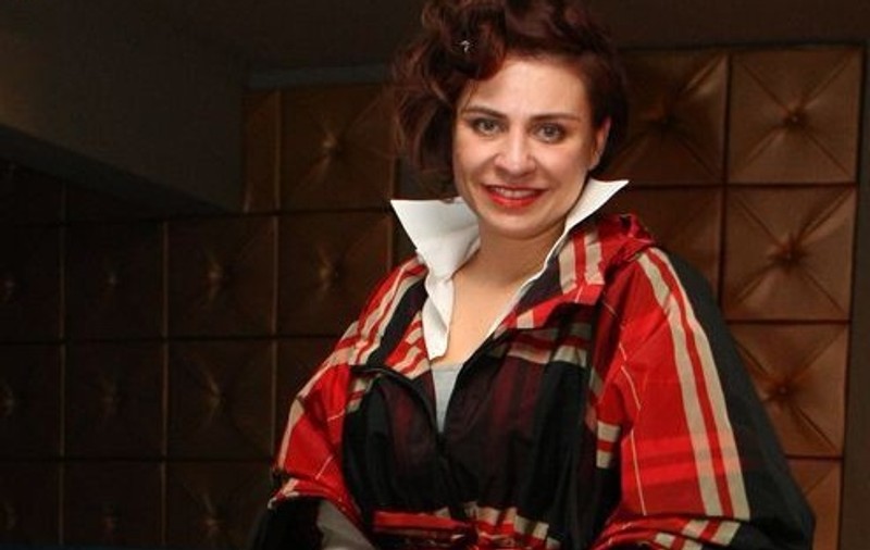 Adina Buzatu îi învaţă pe tineri să se îmbrace 