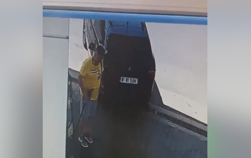 VIDEO | Cum a reușit un șofer neatent să-și „piardă” mașina în benzinărie