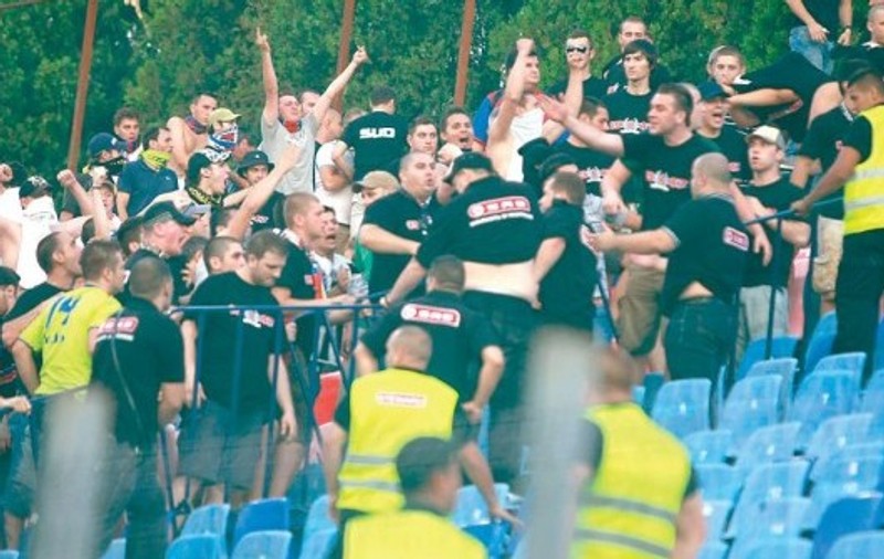 Poliţia maghiară, cu ochii pe suporterii stelişti