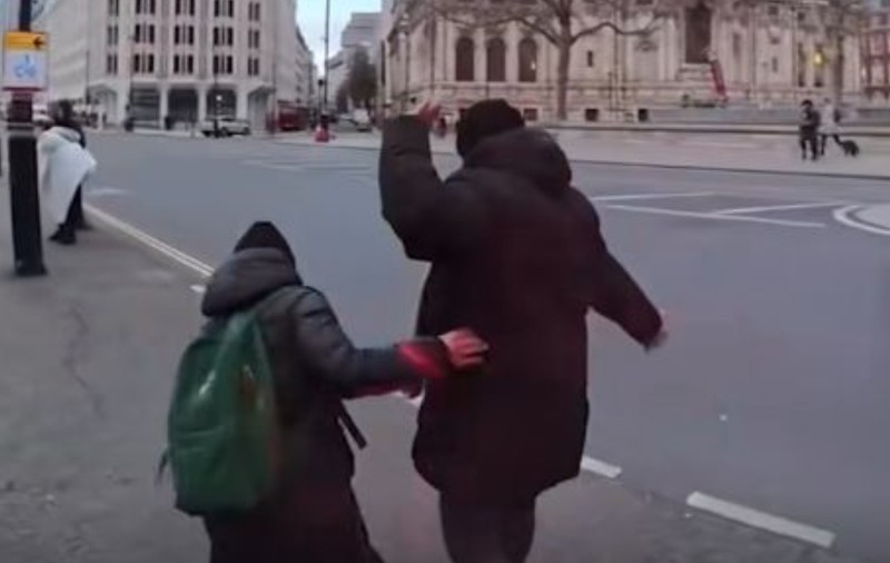 Doi români au fost vopsiți cu roșu pentru a fi marcați, lângă Westminster Abbey, în Londra