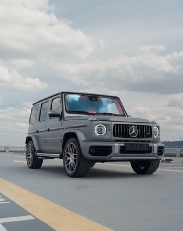 Cu cât vinde Adelina Pestrițu mașina Mercedes G Class. Interiorul bolidului e portocaliu și e personalizat cu inițialele ei