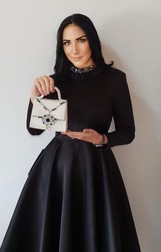 Debbie Wingham, designerul care a coordonat împodobirea celui mai scump brad de Crăciun, prezentând una dintre decorațiuni (FOTO: HEPTA)