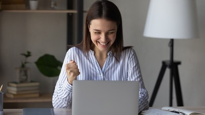 femeie-fericita-laptop-shutterstock