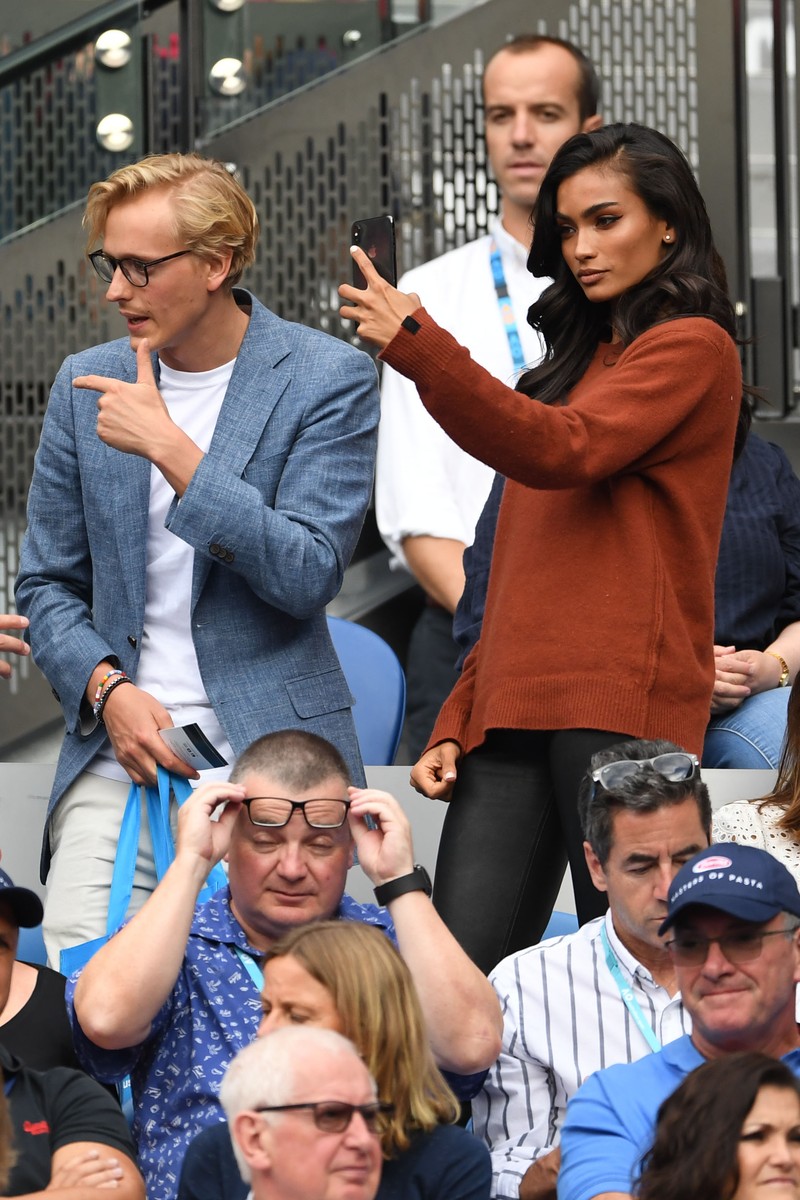 epa07323559 Victoria's Secret model Kelly Gale (R, top) and boyfriend Johannes Jarl (L) are seen in the crowd before the start of the men's singles final between Novak Djokovic of Serbia and Rafael Nadal of Spain at the Australian Open Grand Slam tennis tournament in Melbourne, Victoria, Australia, 27 January 2019. EPA-EFE/JULIAN SMITH AUSTRALIA AND NEW ZEALAND OUT
