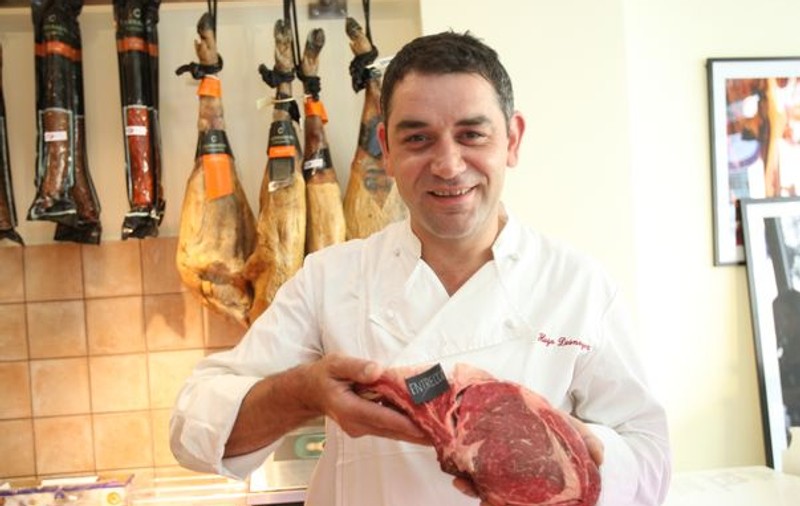 Ei îşi iau carne de vită cu 1.700 de lei... ea, spinări de pui cu 3 lei