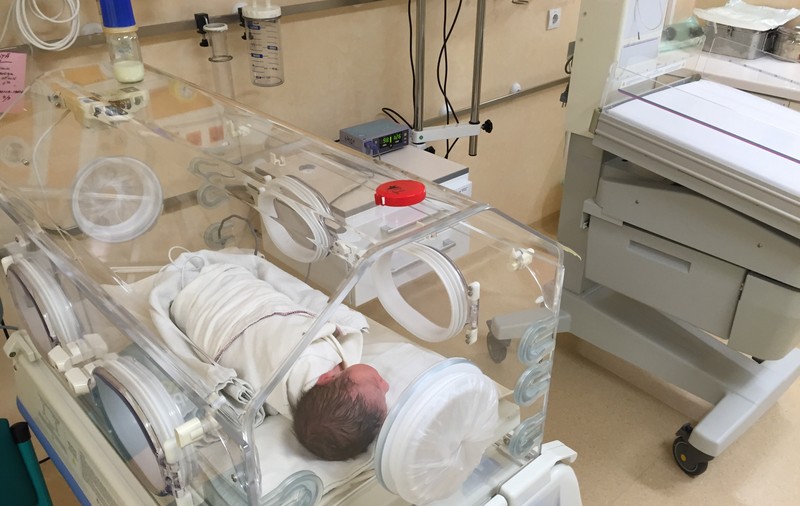 Copil subnutrit din Iași, internat de urgență. La un an cântărește cât un bebeluș de trei luni