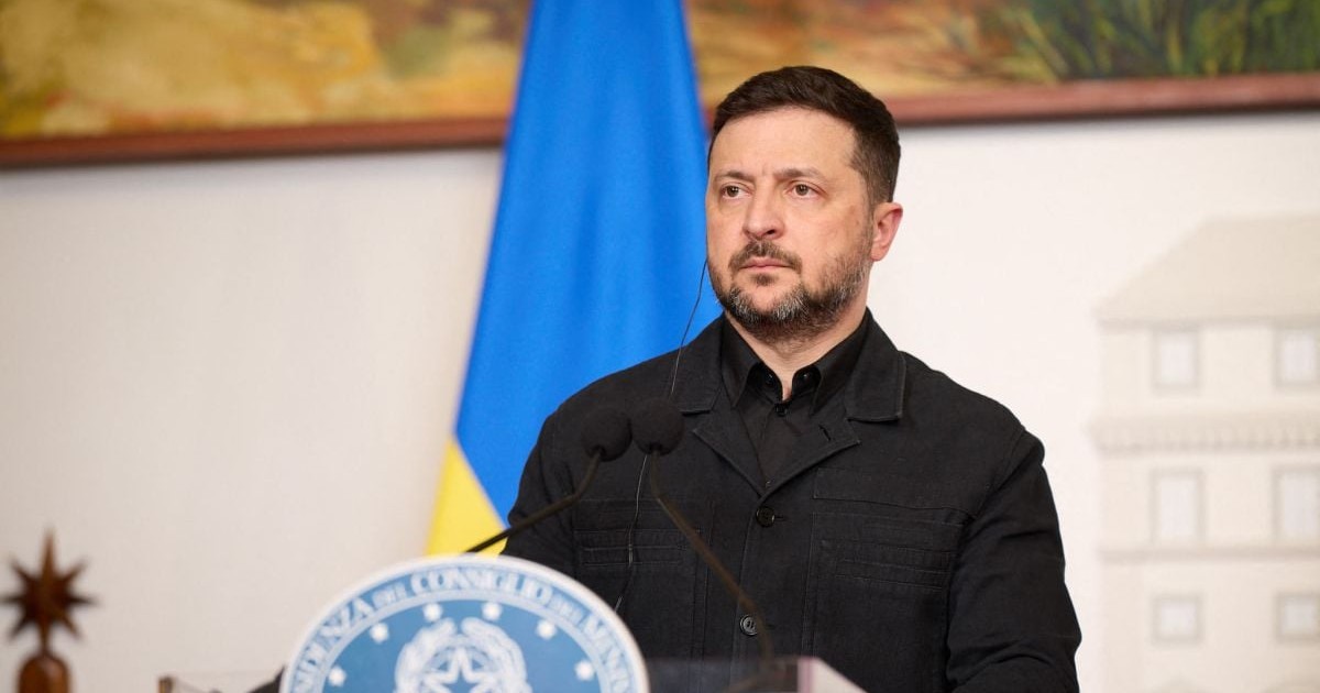 Volodimir Zelenski vorbește de la pupitru, având steagul Ucrainei în spate, Roma, Italia, 15 aprilie 2026