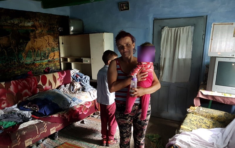 REPORTAJ/Viața de coșmar a fetițelor din Vaslui găsite în comă alcoolică. Mama își bătea copiii și îi încuia în beci, cu șobolanii - FOTO&VIDEO