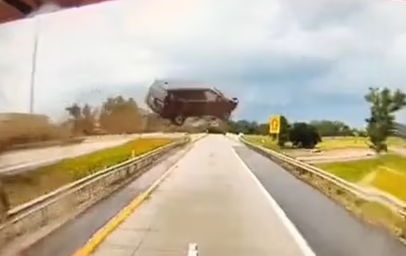 Momentul în care o mașină zboară peste autostradă, în fața unui șofer de camion, în SUA | VIDEO