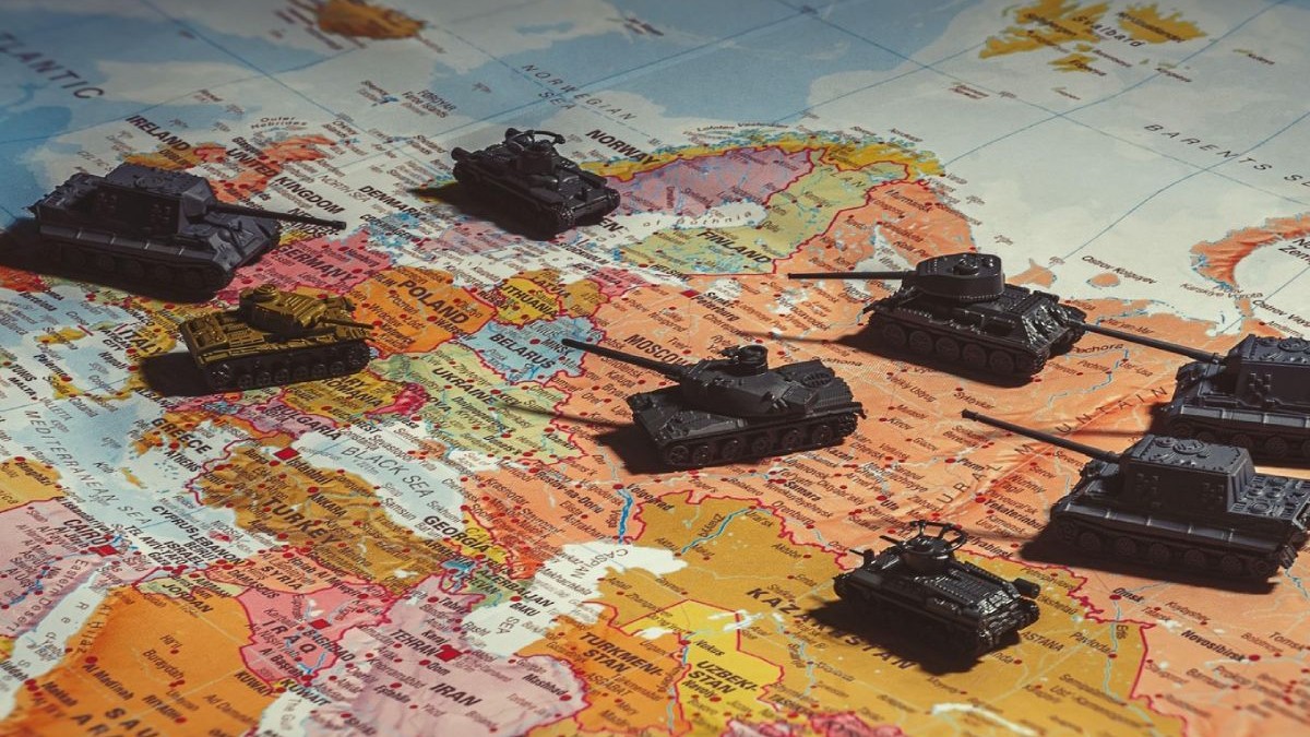 Tancuri de jucărie pe o hartă îndreptându-se din Rusia spre Europa.
