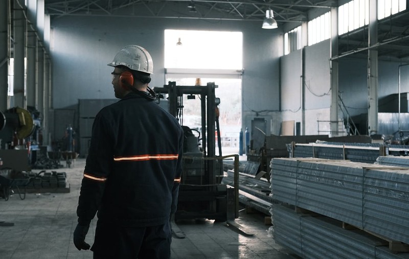 Siguranța în industria modernă: Cum se transformă mediile de lucru sub presiunea eficienței