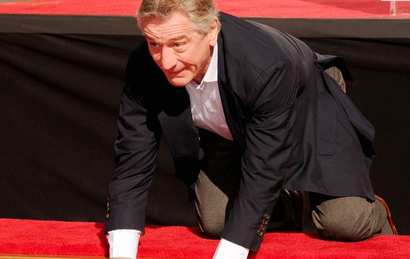 Robert De Niro și-a băgat picioarele și mâinile în cimentul de pe "Walk of Fame" | FOTO