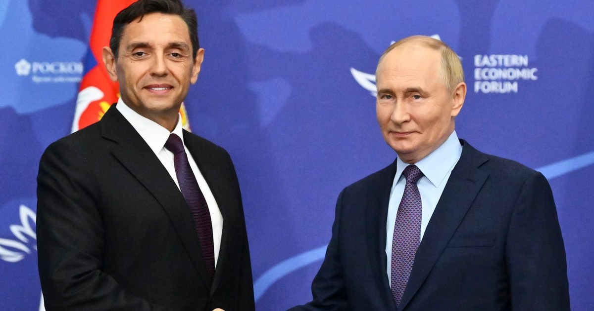 Aleksandar Vulin (stânga), primit de Vladimir Putin în marja Forumului Economic de la Vladivostok Foto: Profimedia