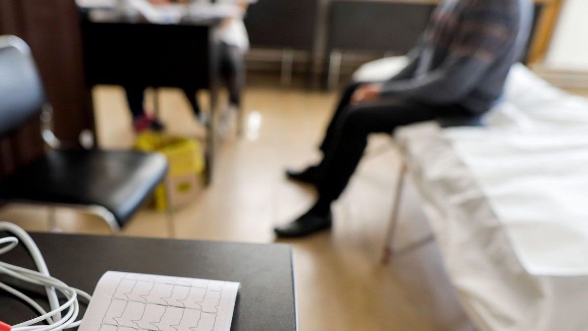 Imagine cu un pacient in cabinetul medicului, in prim plan se vede un EKG sursă foto: Profimedia