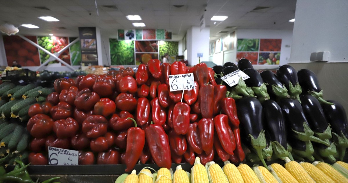 Zeci de kilograme de ardei kapia, vinete și gogoșari pe taraba unei piețe din București