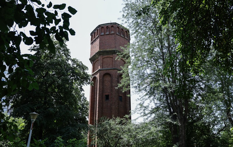 Un turn cu aspect medieval în mijlocul Bucureștiului. Povestea construcției care îi face pe trecători să se oprească din drum