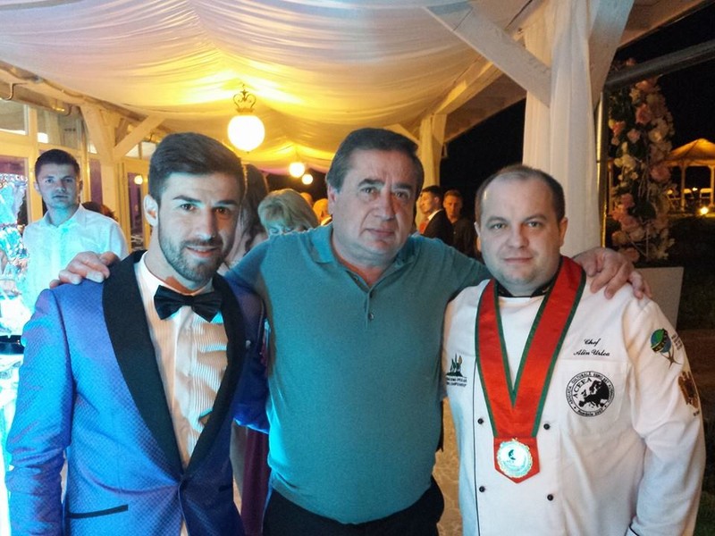 Enache (stânga) şi naşul Ioan Niculae