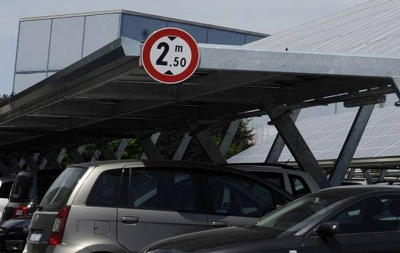 Halucinant! 3200 de lei pe lună costă cea mai scumpă parcare din România!