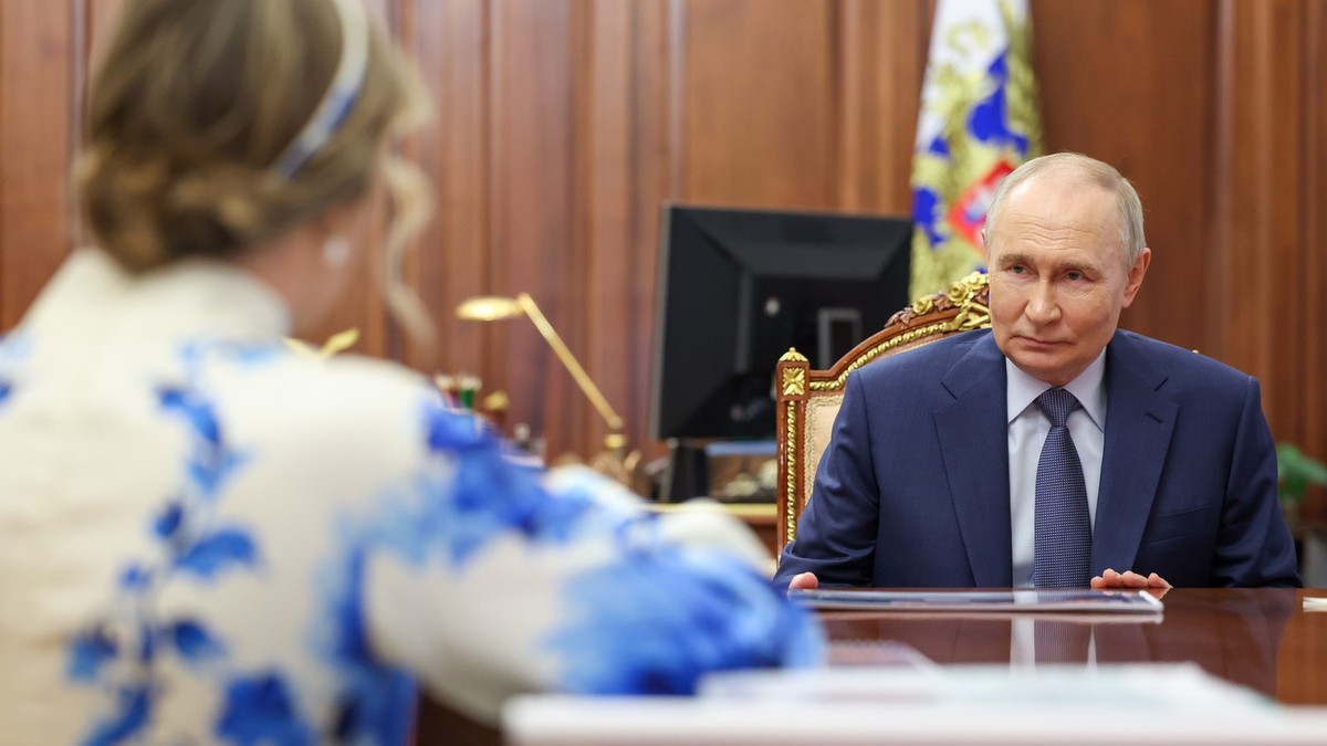 Vladimir Putin, filmat luni, 2 iunie, la o întâlnire cu comisarul Maria Lvova-Belova. Cei doi sunt acuzați crime de război în Ucraina Foto: Profimedia