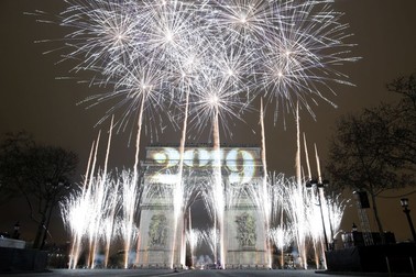 epa07256001 Fireworks illuminate the sky over the Arc de Triomphe during New Year's 2019 celebrations at the Champs Elysees in Paris, France, 01 January 2019. EPA-EFE/IAN LANGSDON