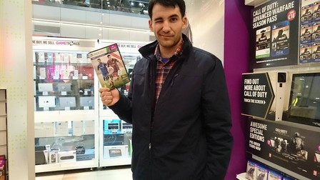 Într-un magazin londonez, Tomi Danko pozează pentru prietenii din Tăşnad