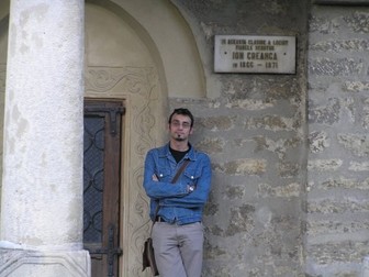 Profesorul Roberto Merlo, în fața unei case unde a locuit Ion Creangă