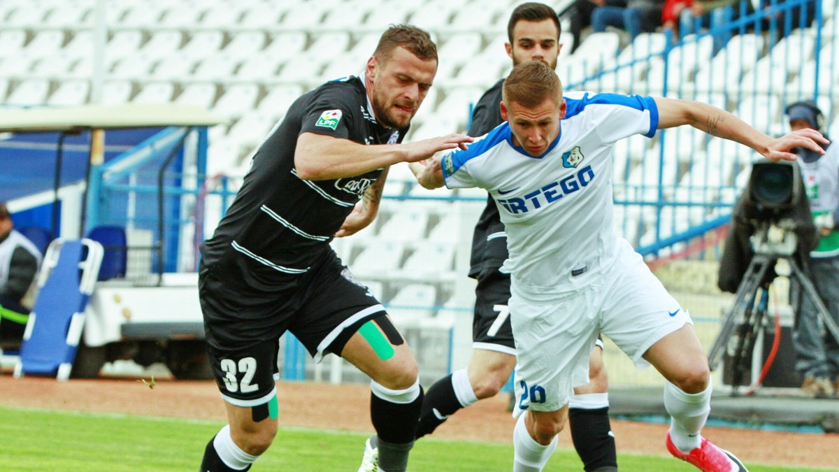 Bogdan Straut (S) si Catalin Hlistei (C) lupta pentru balon in meciul de fotbal dintre Pandurii Targu jiu si ACS Poli