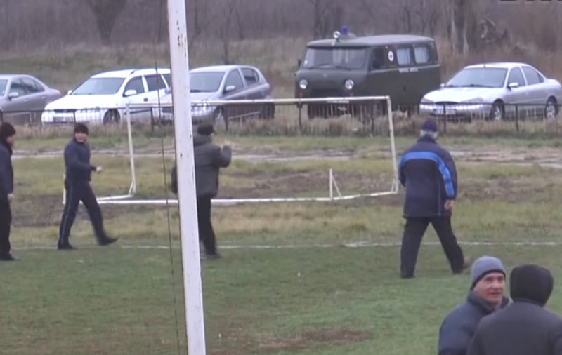 Scandal la un meci de fotbal în Moldova! Fanii au năvălit pe teren și l-au alergat pe arbitru. Ce a pățit acesta | VIDEO