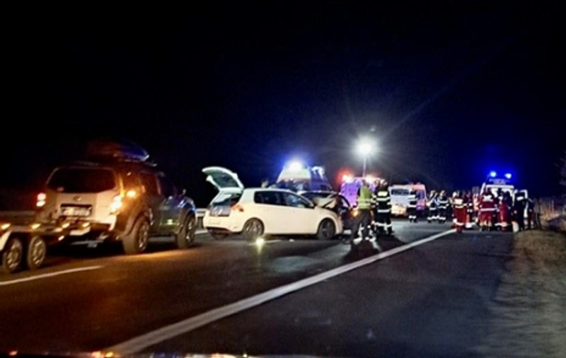 Accident cu 3 mașini implicate, pe A1, sensul spre Pitești, la kilometrul 21. Circulația se desfășoară pe banda de urgență