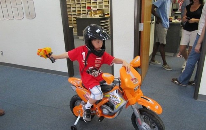 Uite-l pe Dylan Paul, fiul Nadiei Comăneci pe motocicletă!