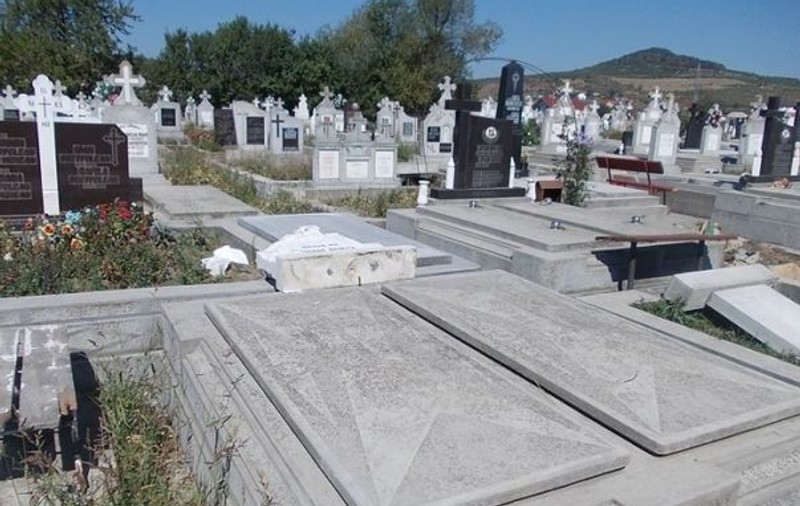 Directorul juridic al Cimitirelor a fost arestat la domiciliu. Angajatul Primăriei este cercetat pentru trafic de influență