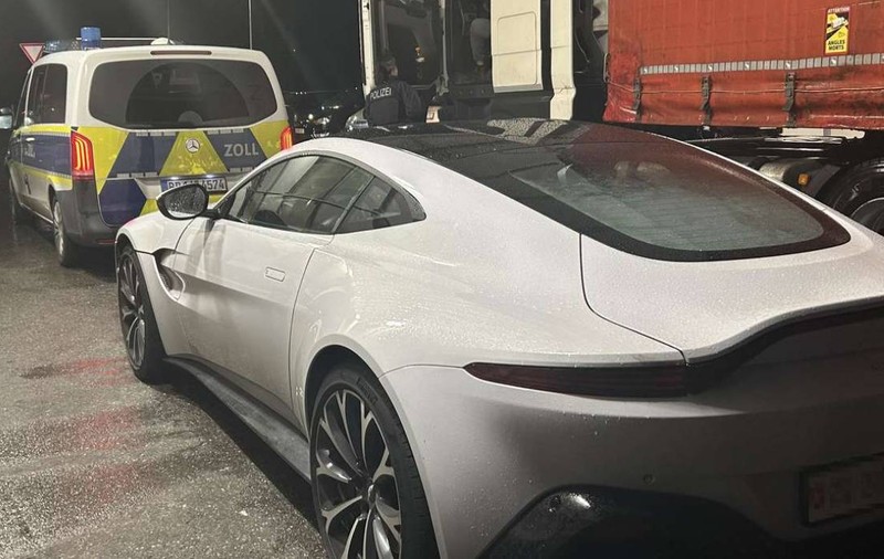 Un șofer a rămas fără bolidul Aston Martin și a primit o amendă de 23.000 de euro, ca să-și ia mașina înapoi de la vameșii germani