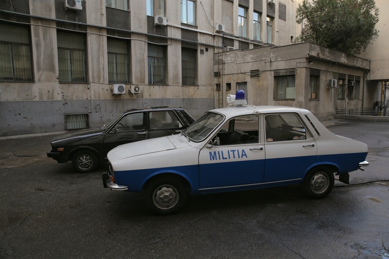 Mașină de miliție în curtea interioară a MAI
