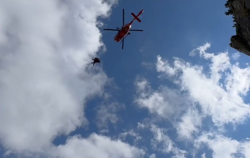 O femeie a fost salvată cu elicopterul, după ce a căzut 15 metri într-o râpă din Retezat
