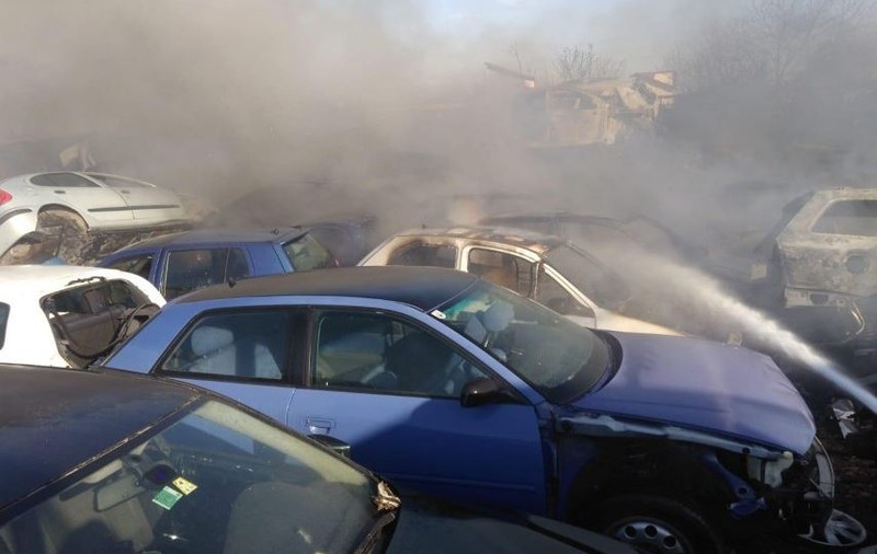 Incendiu la un parc de dezmembrări auto din Prahova. Flăcările au distrus mai multe caroserii (VIDEO)