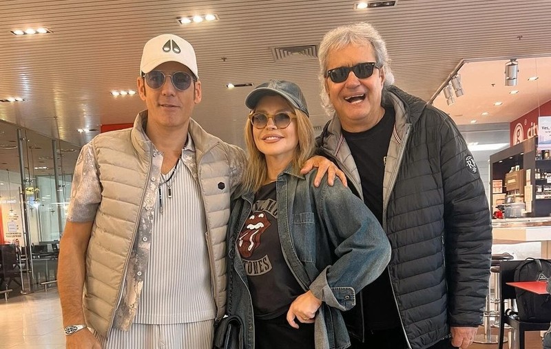 Cum s-a pozat în aeroport Ștefan Bănică jr alături de Loredana Groza și Cristi Minculescu. Ținutele lor au atras atenția
