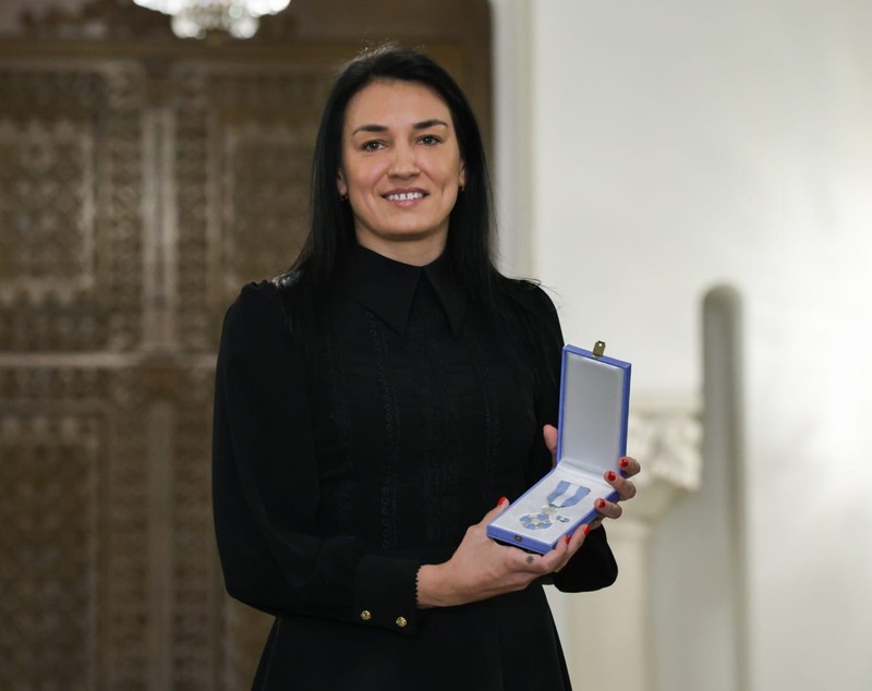 Handbalista Cristina Neagu a fost decorată de președintele interimar Ilie Bolojan: „Un model de urmat pentru actualele și viitoarele generații de copii”