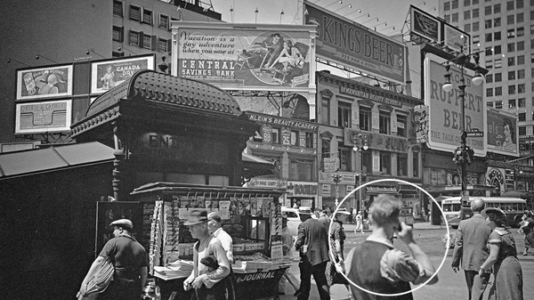 Bărbat în New York cu telefon mobil la ureche în 1936