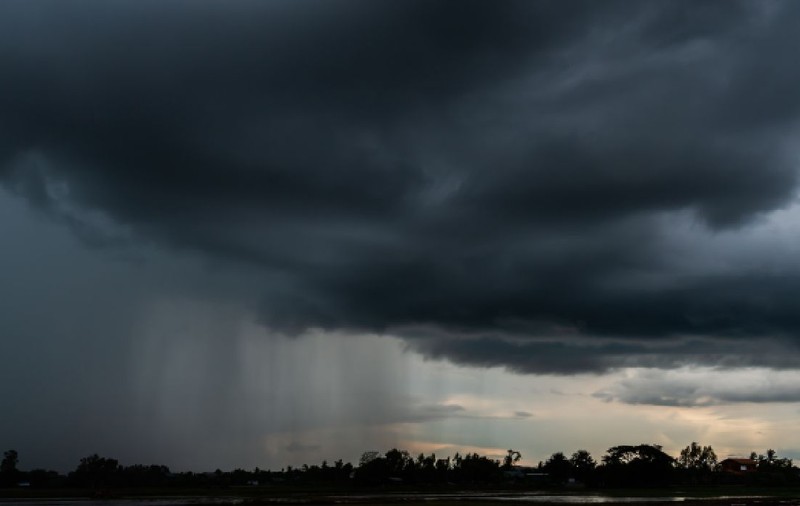 Cod roșu de ploi torențiale în estul țării, de marți noapte. Alertă meteo de vreme severă în România până joi dimineață