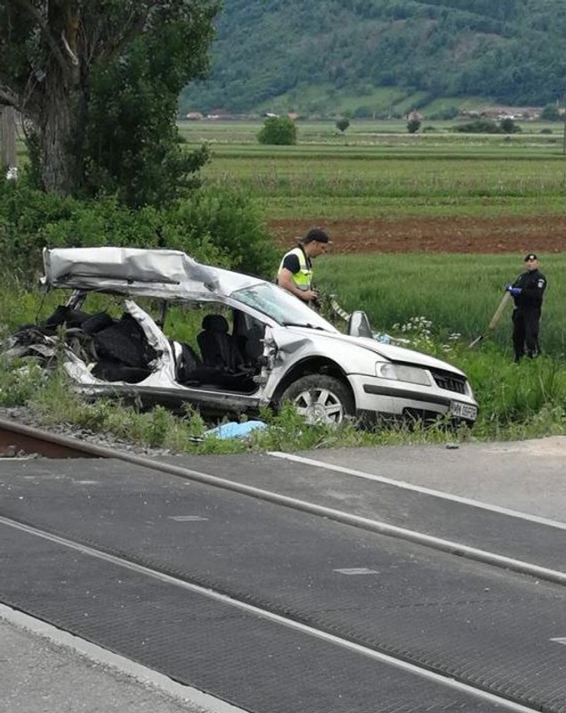 Patru studente moarte, într-o mașină lovită de tren în Sălaj. Tragedie în ziua de Înălțare