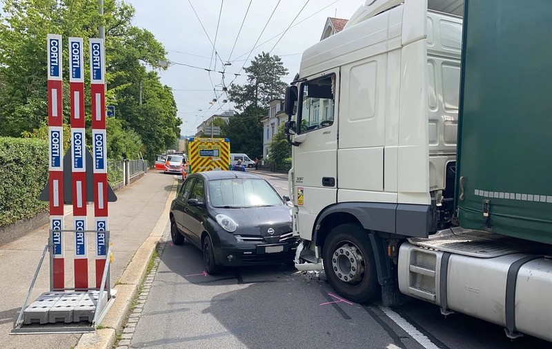 Un șofer român de TIR a intrat cu camionul în mașina unui bătrân de 79 de ani care fugea de polițiști, după ce făcuse două accidente, în Elveția
