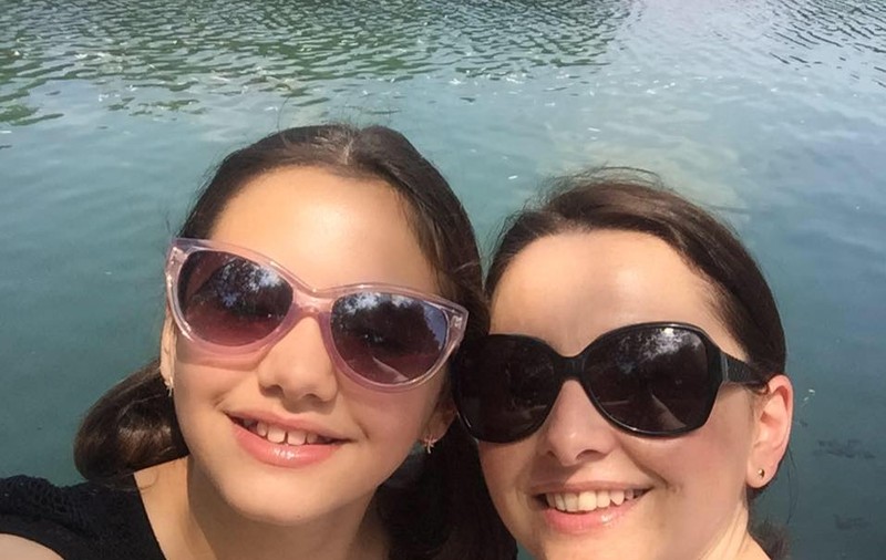 [Excelență la 14 ani] Ana-Maria Buruiană, mica scriitoare care va ajunge mare, crede că cel mai important în viață e să contribui la fericirea celorlalți (publicitate)