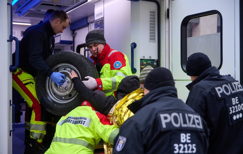 Un activist climatic a fost băgat în ambulanță cu tot cu cauciucul de care se „lipise”, în timpul unui protest de la Berlin