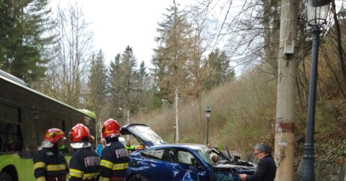 Poză cu mașina în care se afla persoana rănită și dusă la spital la Ploiești.